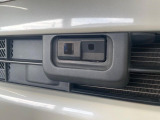 【スマートアシスト】走行中に前方の車両等を認識し、衝突しそうな時は警報とブレーキで衝突回避と被害軽減をアシスト。より安全にドライブをお楽しみいただけます。