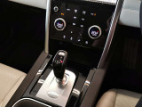 ガン式のシフトレバーを採用したA/T  細かく制御された変速によりスムーズなドライビングをサポート。ショックもなく低速から高速域まで快適なドライブを提供します。