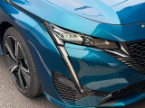 GTのヘッドライトには、走行状況に応じて自動で照射をコントロールするマトリックスLEDテクノロジーを採用しております。