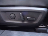 運転席・助手席はパワーシートで楽にシートポジションが設定できます。