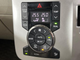 【左右独立型フルオートエアコン】運転席と助手席でそれぞれお好みの温度に設定可能。同乗者にも配慮した、快適な空調をお届け致します。