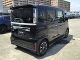 斜めから見てもシャープでスポーティなデザイン!
