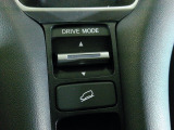 レバーを上下に操作する事で4つのモードを選択できるDRIVE MODEスイッチ、急な下り坂や滑りやすい路面でブレーキを一定の低速を保って走行するのを支援するヒルディセントコントロールスイッチです。