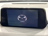 【8インチマツダコネクト】車内の雰囲気にマッチした大型のディスプレイ。スマホ接続でのナビ使用やBluetooth再生等、様々な機能が楽しめます。直感的なダイヤル操作が可能で、使い勝手も良好です。