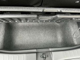 荷室下にも物入れがございます。