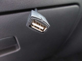 USBソケット装備でスマホ等の接続が可能です