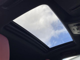 【ムーンルーフ】天井から太陽の穏やかな光や爽やかな風を取り込むことができる、トヨタの「サンルーフ」です!頭上のスイッチでムーンルーフを開閉することができます。