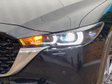 【LEDヘッドライト】悪天候や夜間走行時も良好な視界を確保し安心して運転できる高輝度LEDヘッドライトを装備!点灯速度が早く、消費電力も抑えられています。