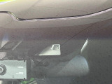 【ホンダセンシング】走行中に前方の車両等を認識し、衝突しそうな時は警報とブレーキで衝突回避と被害軽減をアシスト。より安全にドライブをお楽しみいただけます。