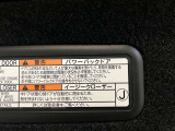 バックドアの底部にパワーバックドアとイージークローザーの取り扱いに関する説明と注意を記入したステッカーが貼ってあります。