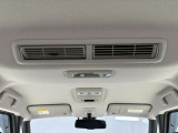 車内の空気を循環し後席まで素早く快適にしてくれるシーリングファン(プラズマクラスター搭載)♪暑い季節もムラなく涼しく、快適さがUP!エアコン前に扇風機を置くと効率が良いと言われる、あの発想ですw