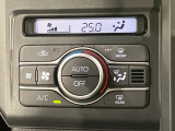 【オートエアコン】一度お好みの温度に設定すれば、車内の温度を検知し風量や温度を自動で調整。暑い&hellip;寒い&hellip;と何度もスイッチ操作をする必要はありません。快適な車内空間には必須の機能ですね♪