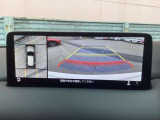 車両の前後左右にある4つのカメラを合成することで、まるでご自身のクルマを空から見ているような俯瞰での映像を映し出してくれます。バック時ももちろんのこと、前進時に視界の悪い交差点でも役に立ちますね。