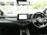 運転席からの視界が広く、隅々まではっきり見渡せます☆小物入れも多くスッキリした運転席廻り