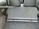 後席はシートを倒すとより広くなり大きな荷物も積めます☆
