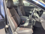 正しい姿勢で運転できるように体幹の腰部をしっかりささえるようデザインされているシートです。素材、シート形状を研究することでフィット感を高めつつ、優れた快適性を実現しています。