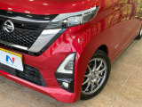 【LEDヘッドライト】悪天候や夜間走行時も良好な視界を確保し安心して運転できる高輝度LEDヘッドライトを装備!点灯速度が早く、消費電力も抑えられています。