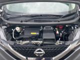 エンジンルームの画像です。店舗にて現車の確認もいただけますので、お電話で在庫のご確認の上是非ご来店くださいませ!!!ワクワクするクルマ選びをご提案します!