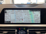BMWのナビゲーションは操作性も良く、詳細な地図情報と交通状況を見やすく表示し、快適なドライビングをサポートしながら目的地までナビゲートします。