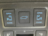 【パワーバックドア】スマートキーや運転席のボタンを押すだけでリアゲートが自動で開閉します!荷物を持っている時や、高い位置にあるバックドアを閉める際に便利な機能です♪
