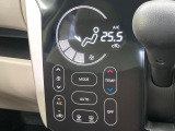 【オートエアコン】一度お好みの温度に設定すれば、車内の温度を検知し風量や温度を自動で調整。暑い&hellip;寒い&hellip;と何度もスイッチ操作をする必要はありません。快適な車内空間には必須の機能ですね♪