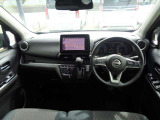 運転席からの視界が広く、隅々まではっきり見渡せます☆小物入れも多くスッキリした運転席廻り