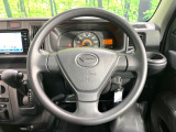 インテリアに合わせたデザインのステアリングは、運転される方のことも考え、運転しやすい形状、大きさです。是非一度、実際に触ってお確かめください。