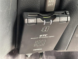 【ETC】有料道路を利用する際に料金所で停止することなく通過できる、ETC車載器(ノンストップ自動料金収受システム機器)が装備されています。セットアップを行うことで利用可能になります。