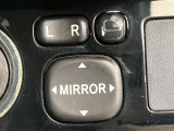 【電動格納ミラー】サイドミラーは電動格納式となっており、狭い駐車場でもキズがつくリスクを抑えられます。
