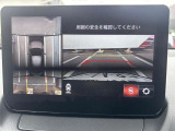 360度ビューカメラを搭載。4方の小型カメラの映像を処理し、車両真上からの映像に変換しています。