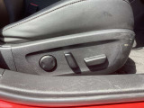 運転席シートは前後スライド・上下リフター・リクライニング・ランバーサポートを細かく調整し、人馬一体感を具現化する事ができる電動シートを装備。またお二人までシートメモリーすることができます。