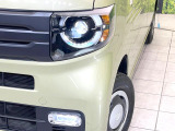 【LEDヘッドライト】悪天候や夜間走行時も良好な視界を確保し安心して運転できる高輝度LEDヘッドライトを装備!点灯速度が早く、消費電力も抑えられています。