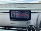 車両の前後左右にある4つのカメラを合成することで、まるでご自身のクルマを空から見ているような俯瞰での映像を映し出してくれます。バック時ももちろんのこと、前進時に視界の悪い交差点でも役に立ちますね。