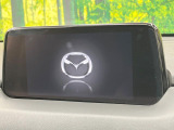 【8インチマツダコネクト】車内の雰囲気にマッチした大型のディスプレイ。スマホ接続でのナビ使用やBluetooth再生等、様々な機能が楽しめます。直感的なダイヤル操作が可能で、使い勝手も良好です。