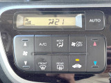【オートエアコン】一度お好みの温度に設定すれば、車内の温度を検知し風量や温度を自動で調整。暑い&hellip;寒い&hellip;と何度もスイッチ操作をする必要はありません。快適な車内空間には必須の機能ですね♪