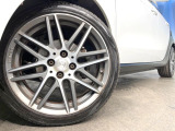 ●純正17インチアルミホイール:輸入車ならではの卓越した走りを支えるホイールと足回りです!日本車の走りに慣れている方にもぜひ体感して頂きたいほど、高いレベルでまとまっています!