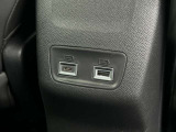 リヤシート用にもUSB電源ポートが2つ付いております。
