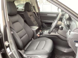 正しい姿勢で運転できるように体幹の腰部をしっかりささえるようデザインされているシートです。素材、シート形状を研究することでフィット感を高めつつ、優れた快適性を実現しています。