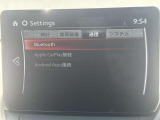 お手元のスマートフォンと接続して頂く事で使用可能な「Apple CarPlay/Android Auto」電話の応答は勿論、メッセージの受信やLINE、音楽接続からナビアプリの使用まで幅広く活躍致します。