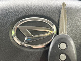 【キーレス】少し離れた場所からでもボタン一つでドアの開錠・施錠ができるのでとっても便利!ドアの鍵穴周りに傷をつけることもありません♪