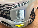 【LEDヘッドライト】悪天候や夜間走行時も良好な視界を確保し安心して運転できる高輝度LEDヘッドライトを装備!点灯速度が早く、消費電力も抑えられています。