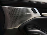 BOSEサウンドシステムを搭載。「良い音を出す」ではなく、その車種のごとに特徴を計算(車種専用設計)し、「反響音」を作り出すことによってどの座席でも自分中心で音が聴こえ、「心地よい空間」を作り出します。