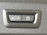 ●電動リアゲート:ワンタッチでリアゲートの開閉ができ、荷物などで両手が塞がっている状態でも簡単に開閉ができる便利機能です。