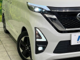 【LEDヘッドライト】悪天候や夜間走行時も良好な視界を確保し安心して運転できる高輝度LEDヘッドライトを装備!点灯速度が早く、消費電力も抑えられています。