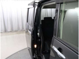 スライドドアですので乗り降りも楽々。