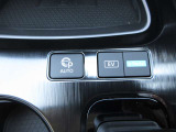 プロパイロット パーキングは車庫入れの際に運転者を支援する機能でカメラとソナーで駐車位置を検出し、運転者はスイッチを操作するだけでアクセル・ブレーキ・ハンドルを自動制御して駐車操作行います。