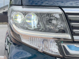 【LEDヘッドライト】悪天候や夜間走行時も良好な視界を確保し安心して運転できる高輝度LEDヘッドライトを装備!点灯速度が早く、消費電力も抑えられています。