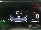 とっても見やすいメーターです。夜間時はラグジュアリーな気分にさせてくれる照明が魅力ですので、夜のドライブも楽しみになりますよ♪