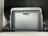 助手席シートの下には引き出し式の小物を入れるスペースがございます。