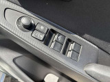 シンプルで操作のしやすい、パワーウインド等操作ボタンです。